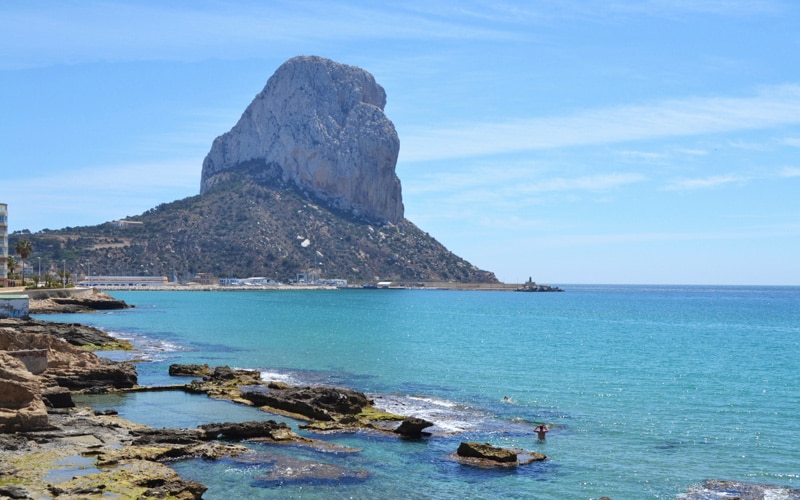 Baños de la Reina de Calpe con el peñón de Ifach
