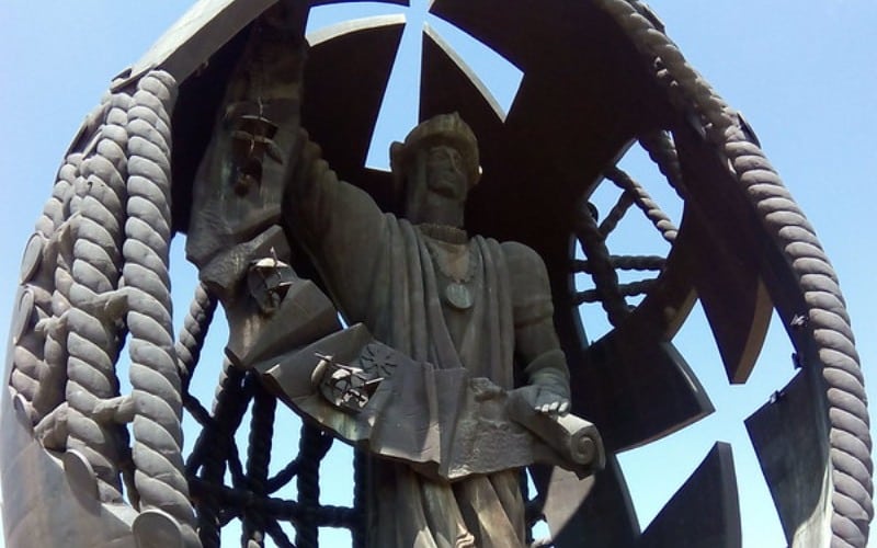 The statue of the Egg of Colombus