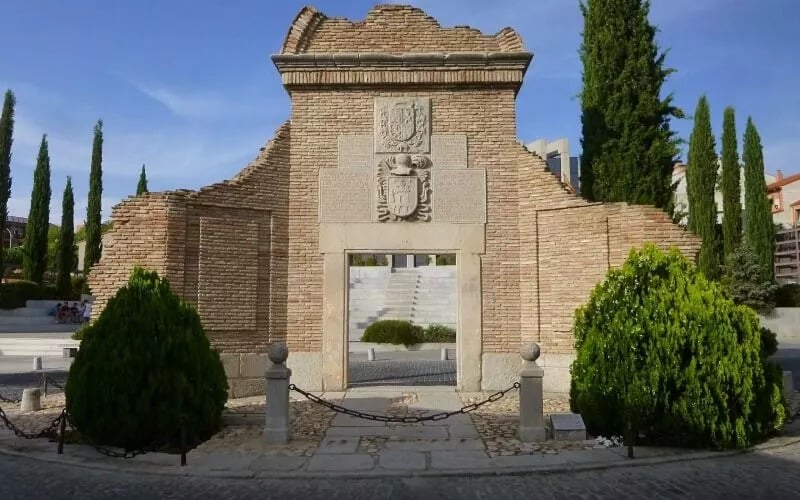 The ruins of an old building in the middle of a garden