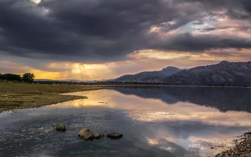 Reflections of a clouded sky on the surface of a lake