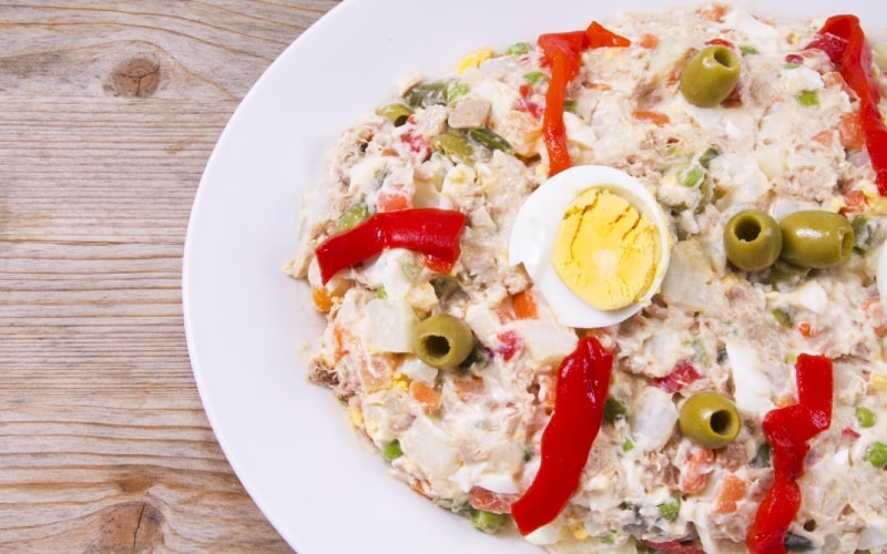 A white russian salad with red peppers and eggs