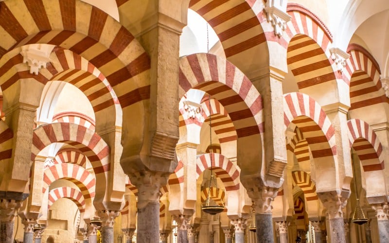 Bicoloured columns and arcades