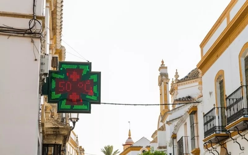 A Spanish pharmacy sign marking 50 degrees celsius