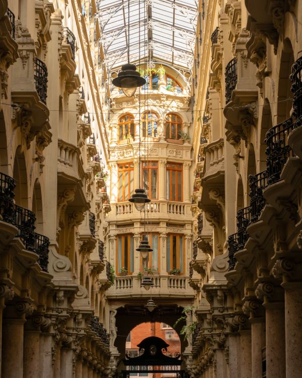 Pasaje de Lodares, an Italian style modernist gallery