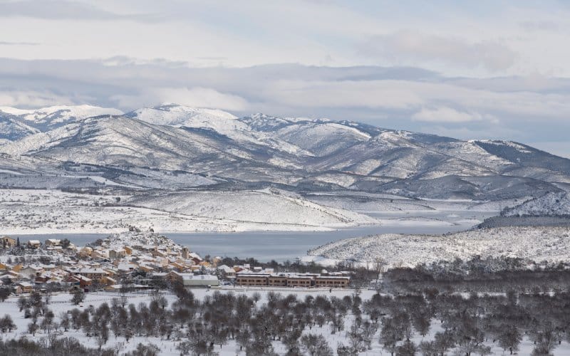 A valley with a lake covered in snow w can see on the route of Frente del Agua