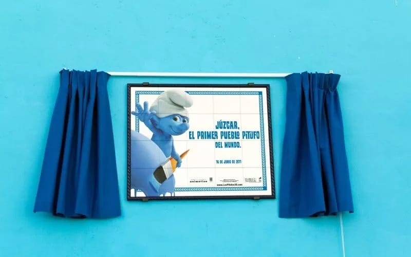 Plaque saying "Júzcar, the first Smurf village in the world"