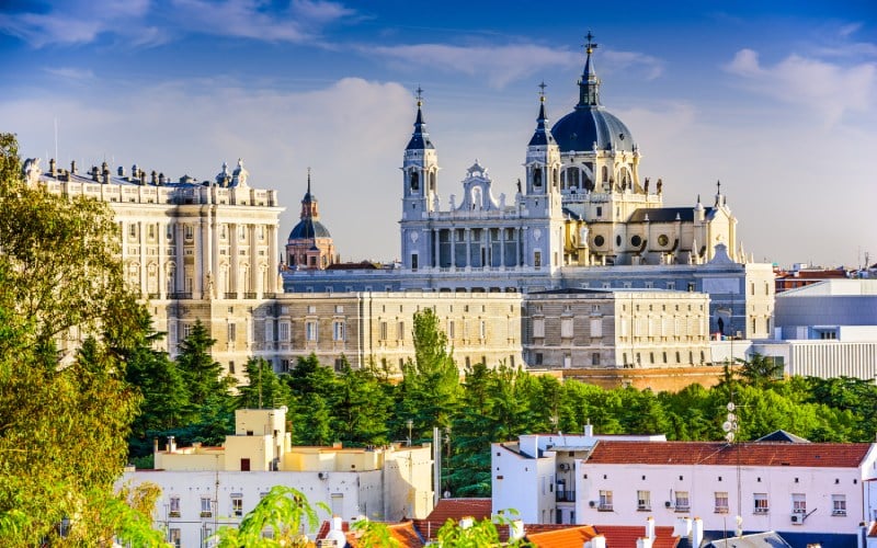 The alcázar was destroyed by a fire, an important historical event, and now the Royal Palaca stands there