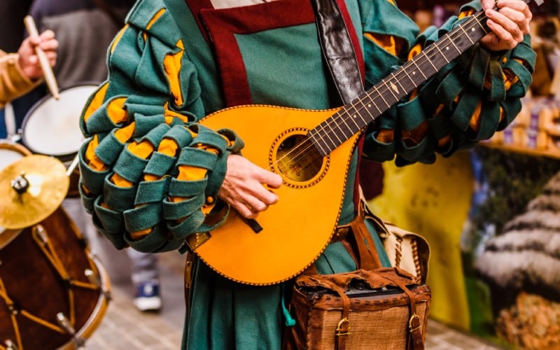 Hombre con laúd