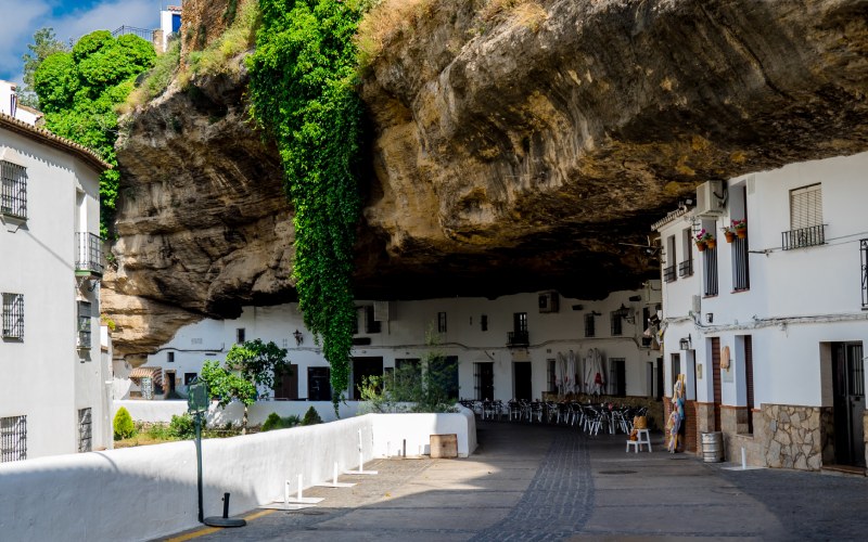 Setenil de las Bodegas, one of the most beautiful white villages of Cádiz