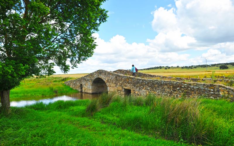 Puente de Santiago de Bencáliz, medieval, en la Vïa de la Plata extremeña