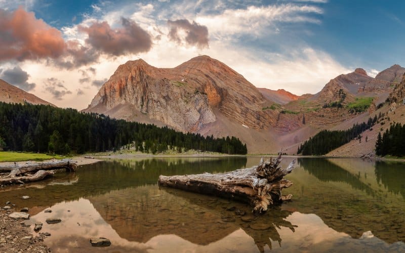 Lago en los Pirineos de Sobrarbe geoparque