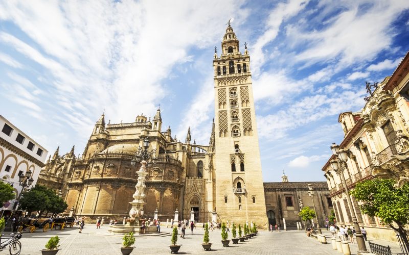 La Giralda de Sevilla junto a la Catedral de Santa María 