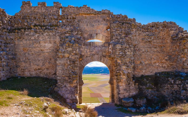 Vista interior de la doble luz de la puerta califal del castillo de Gorrmaz