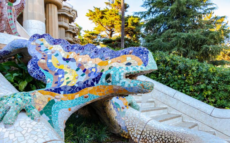 The salamander that decorates the staricase is one of the most representative monuments of Park Güell