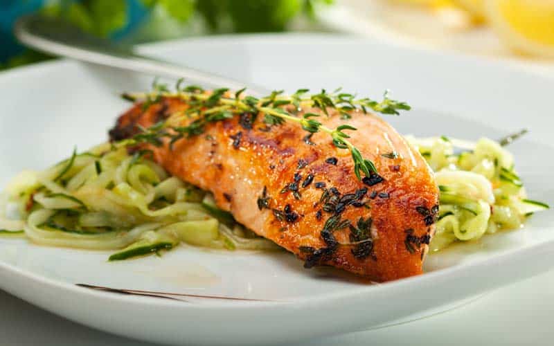 Zucchini spaghetti with salmon, a refreshing recipe