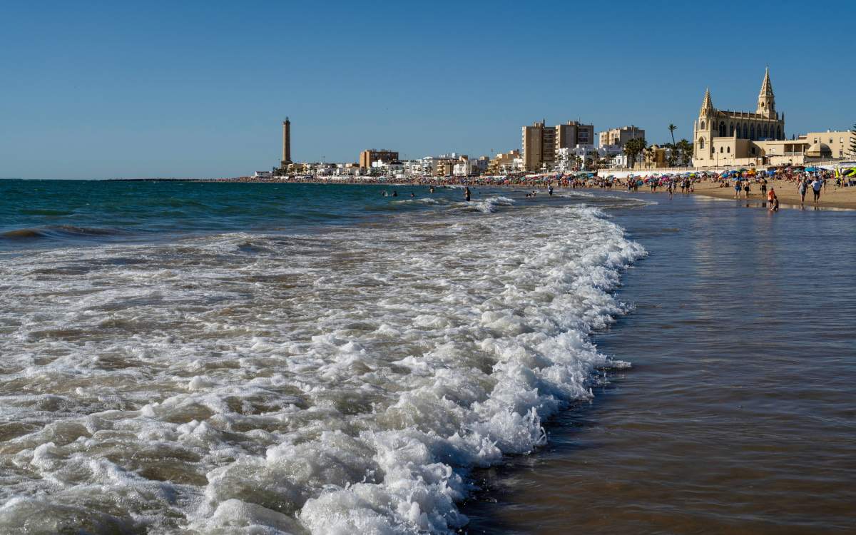 Rolling waves along the seafront of Chipiona
