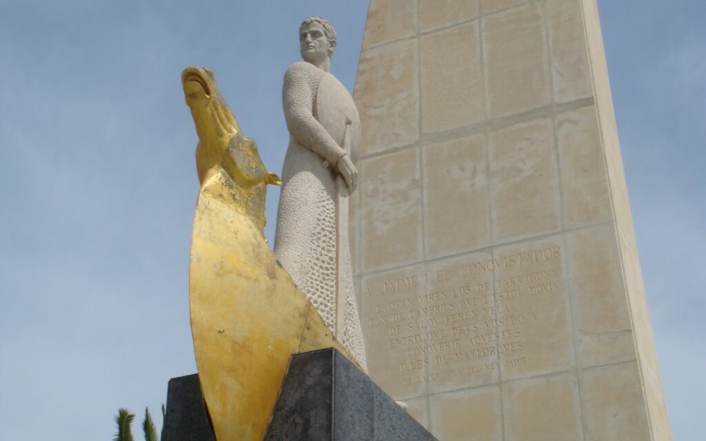 Jaume I's monument in the street that bears his name in Salou.