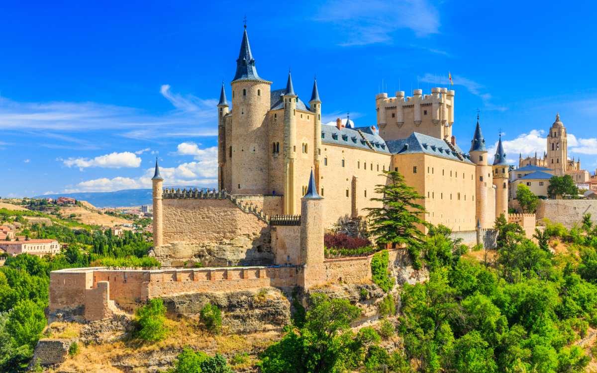There are many enjoyable lookout points at the Alcázar de Segovia.
