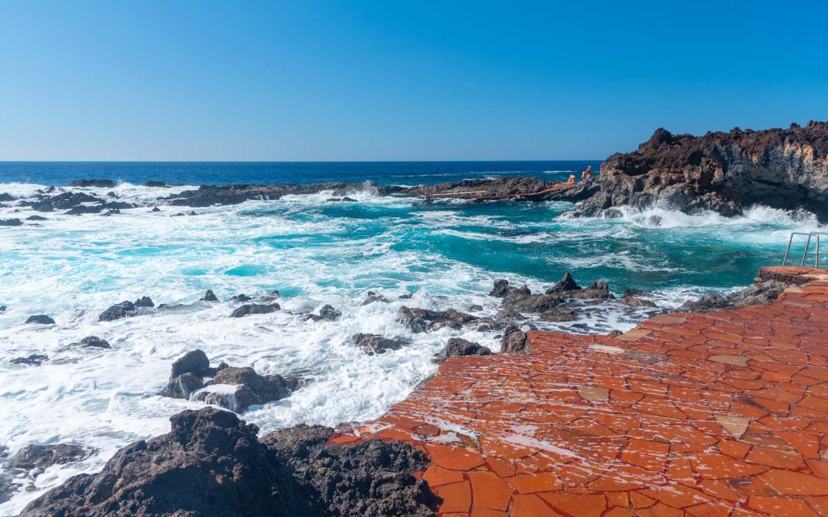 Red sand on Tacorón cove.