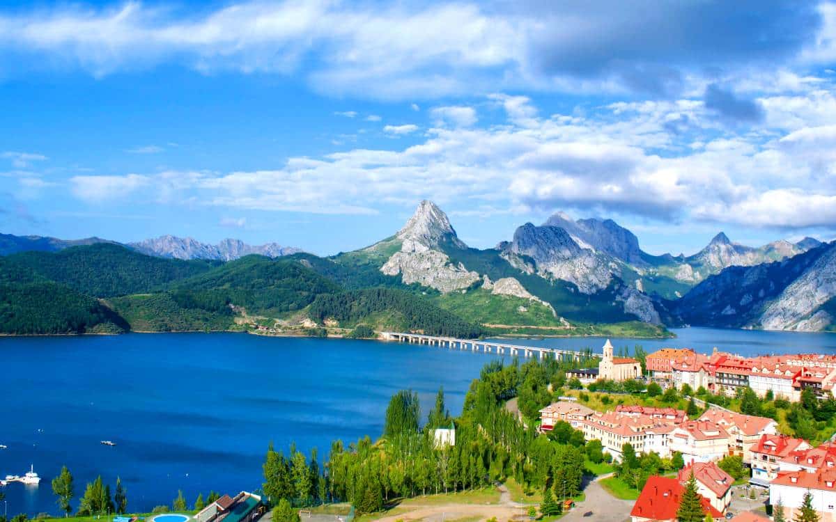 Views of the village of Riaño next to the reservoir.