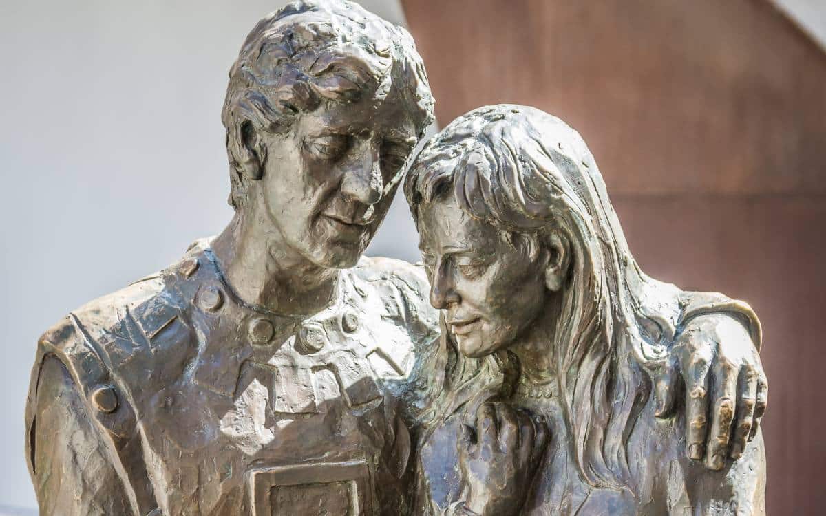 Statue of Isabel and Juan.