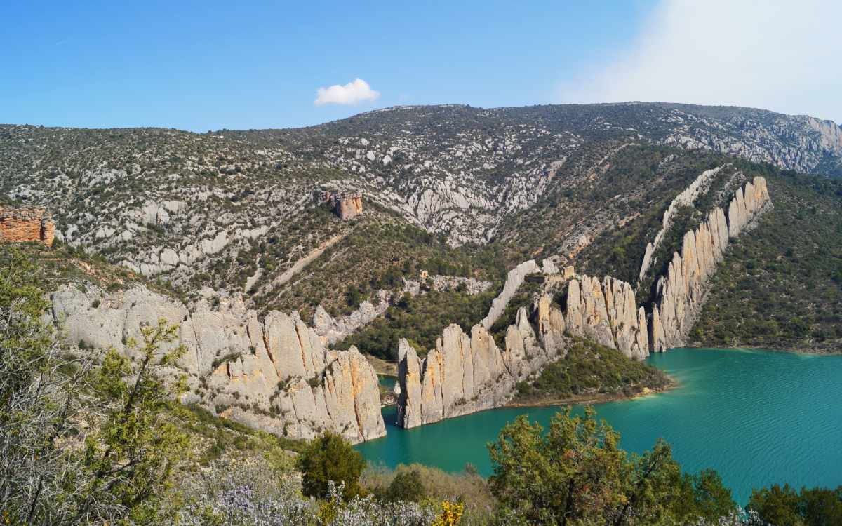 Finestres Wall.