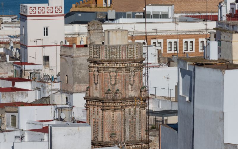 Details of La Bella Escondida, emerging between the roofs of the city of Cádiz. 
