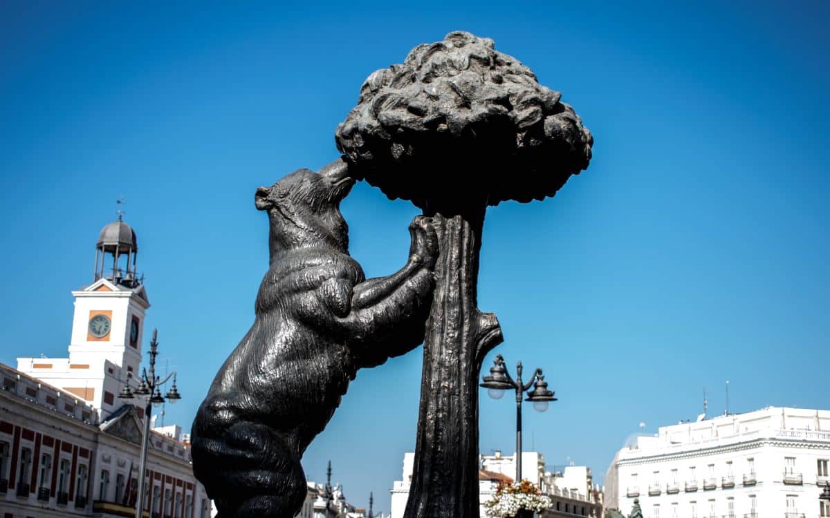 Statue of El Oso y el Madroño.