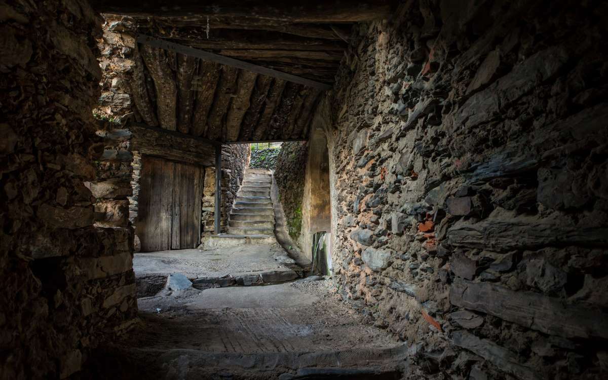 Passages in Robledillo de Gata.