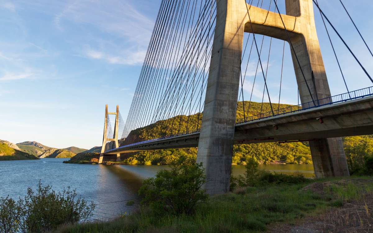 Base of the Ingeniero Carlos Fernández Casado Bridge.