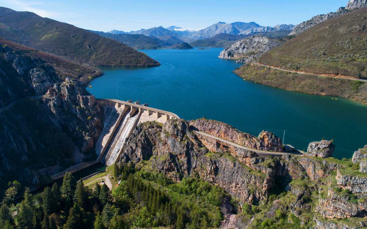 Barrios de Luna reservoir.