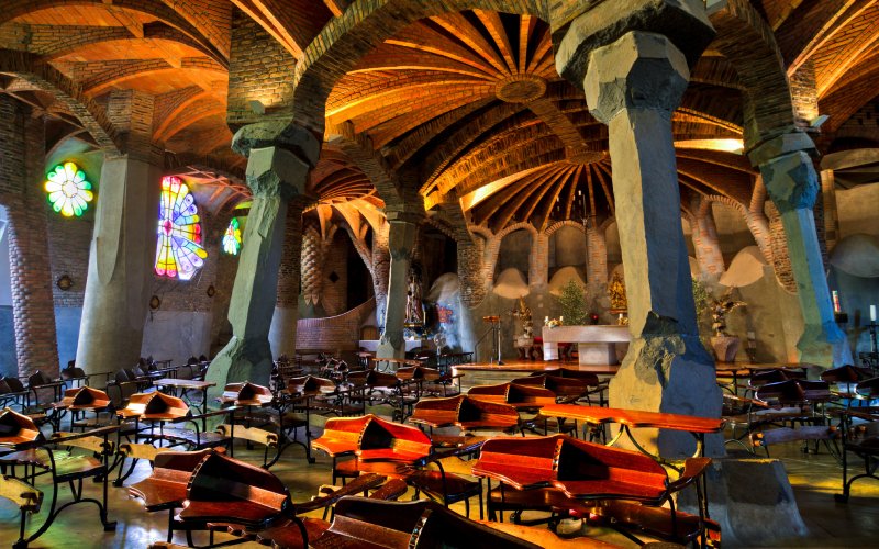 The oval construction of the interior allowing a complete view of the crypt’s altar.