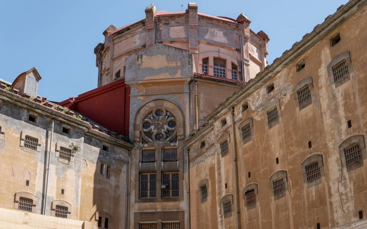 La Modelo seen from its own yard