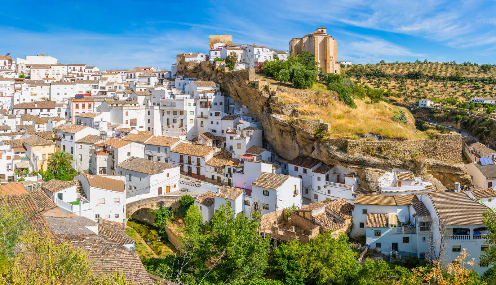Overview of Setenil de las Bodegas in the province of Cádiz. | Dreamstime