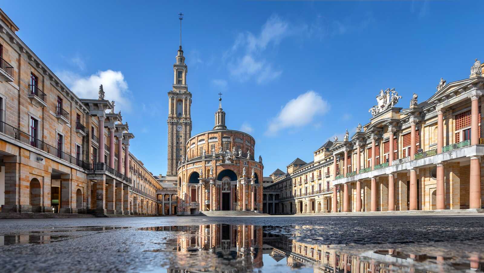 Inside of the Labour University of Gijón. | Shutterstock
