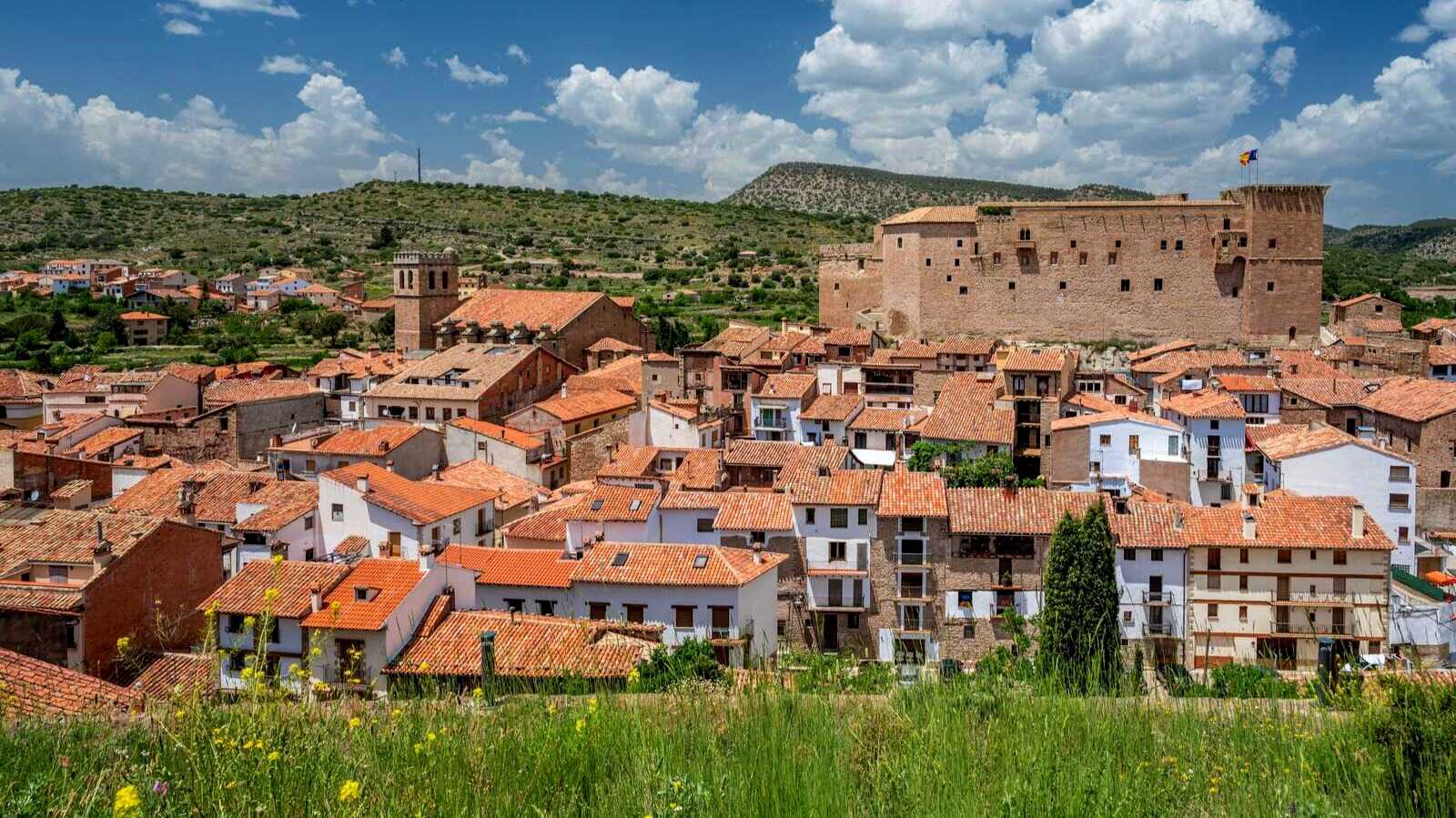 Panoramic view of Mora de Rubielos, in the province of Teruel. | Shutterstock