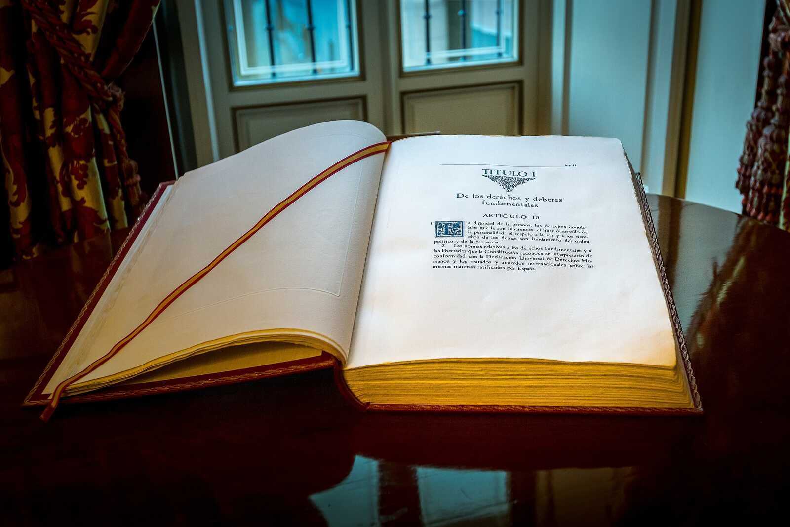 Copy of the Spanish Constitution of 1978. | Barcex, Wikimedia
