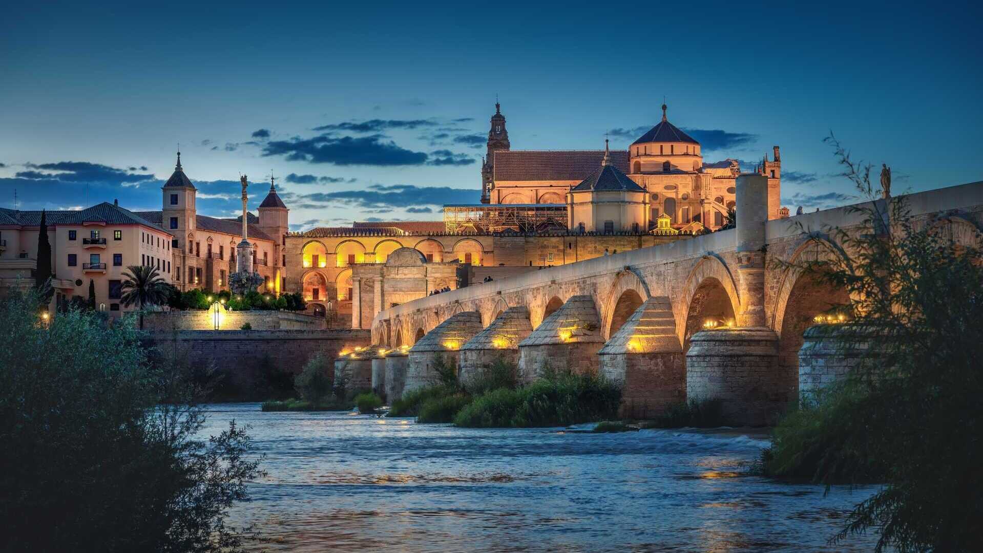 Córdoba and its landmark bridge. | Freepik
