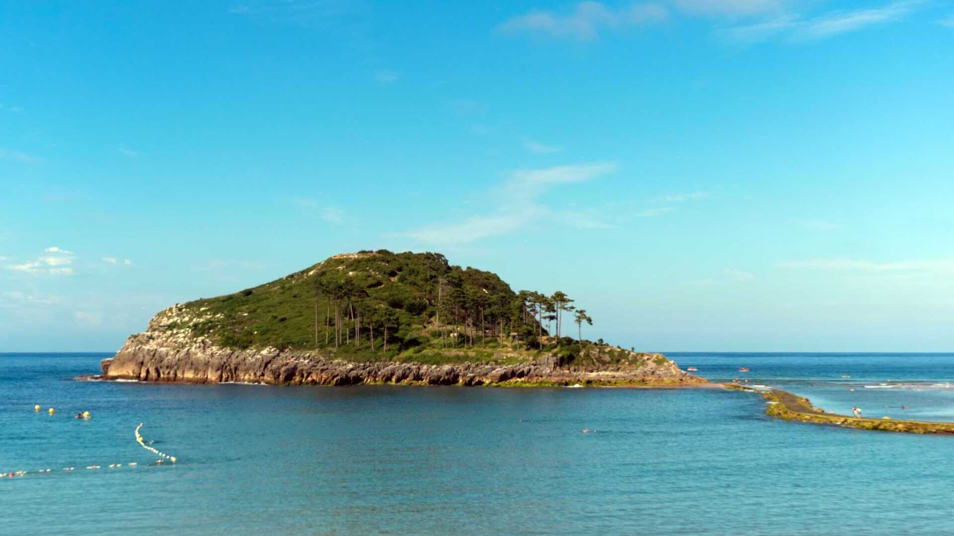 Garraitz Island. | Shutterstock