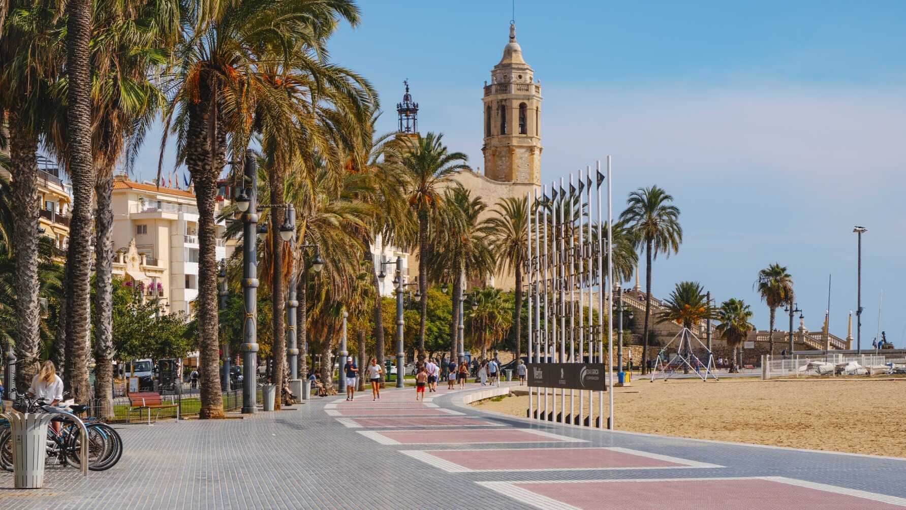 Sitges’ seaside promenade. | Dreamstime