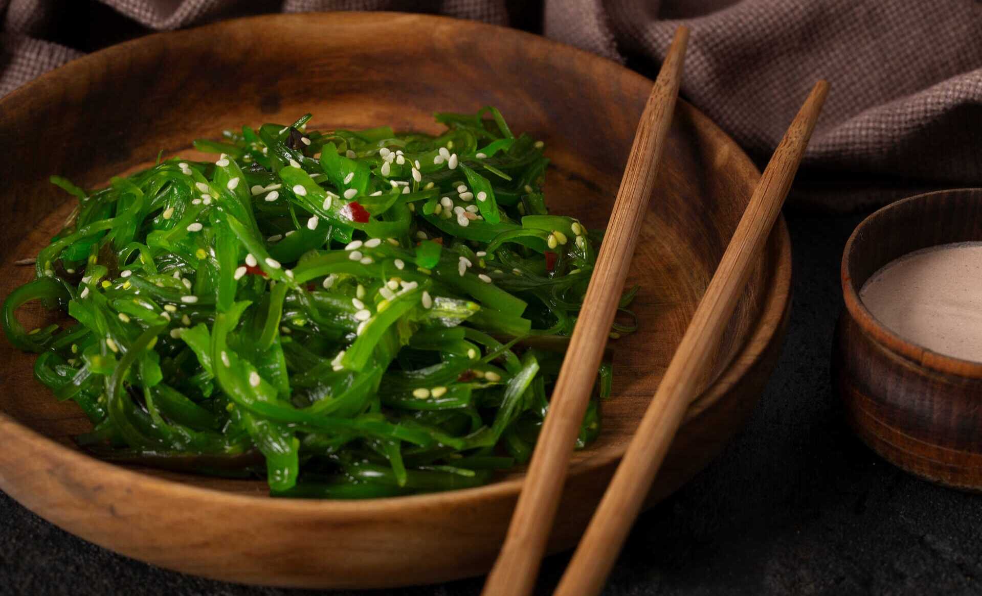 An Asian fusion dish of seaweed. | Freepik