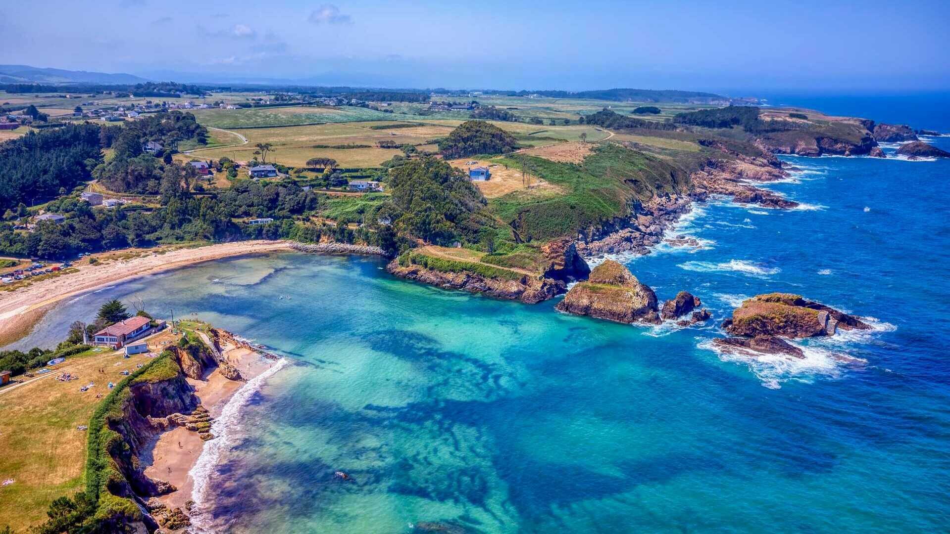 Porcía Beach in the Asturian village of El Franco. | Shutterstock