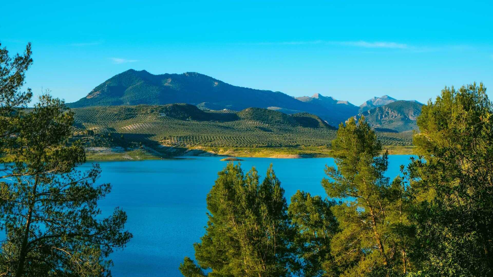 Iznájar Reservoir in Andalusia. | Shutterstock