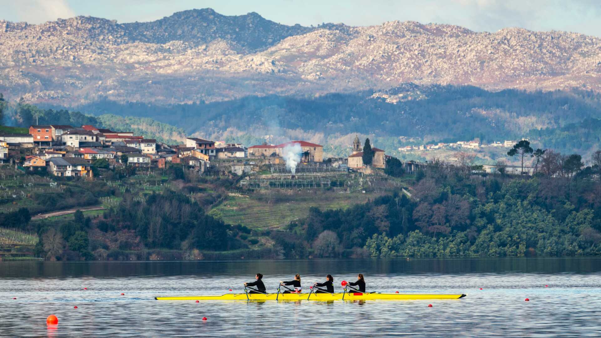Rowers on the Castrelo de Miño Reservoir in Ourense Province. | Dreamstime